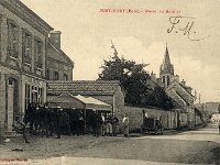 Grande rue  Vue en direction des Andelys | Soldats devant le Caf-boulangerie-ptisserie sis au n77,  ct de l'actuelle boulangerie |  droite, le long du mur la Renault du photographe A.Lavergne.